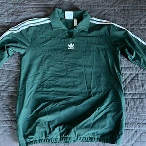 Vintage adidas pull over, barely worn- great condition.